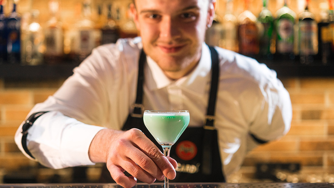 Being a bartender and the best bar staff jobs for you…